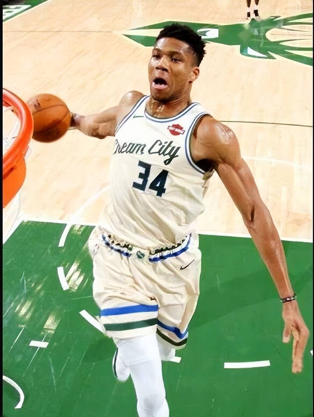 雄鹿三巨头联手，格林得分突破，刷新队史纪录冲击季后赛！