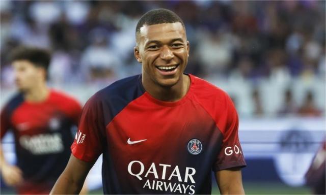 姆巴佩在曼联比赛中战术调整，败北引发热议！